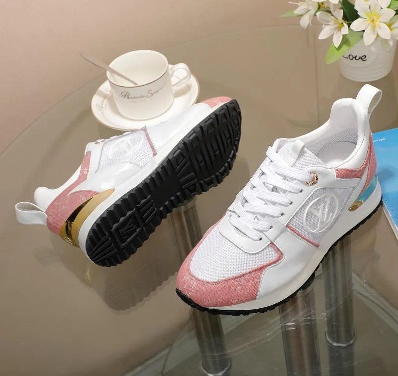 👟👟Ex-factory price 400👟👟 Men's size +10 Couple style, 2019 spring and summer new LOUIS VUITTON The same style of casual sports shoes is launched on Louis Vuitton's official website. Fabric: imported cowhide/cow velvet/breathable mesh, (imported mesh with silicone LV logo), rubber combination outsole, 2cm behind the sole, built-in 0.5cm comfortable feet, size 35-41 for women, 39-46 for men, welcome new and old customers to repost pictures for sale